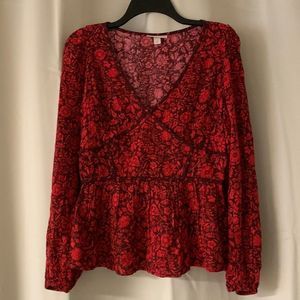 Knox Rose, red & maroon flower and flowy top, sized medium. Like new.